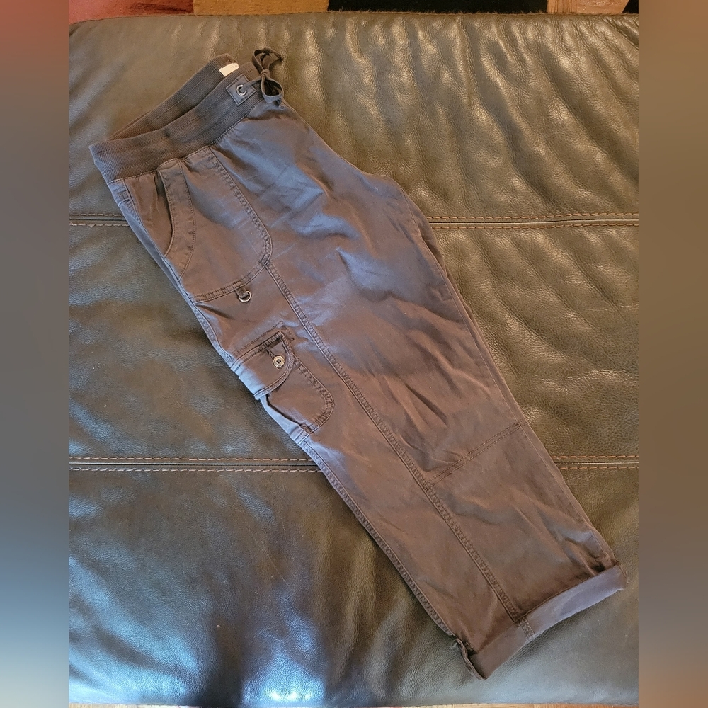 EUC Maurices Gray Capri Cargo Pants W/Gunmetal Hardware Sz 16